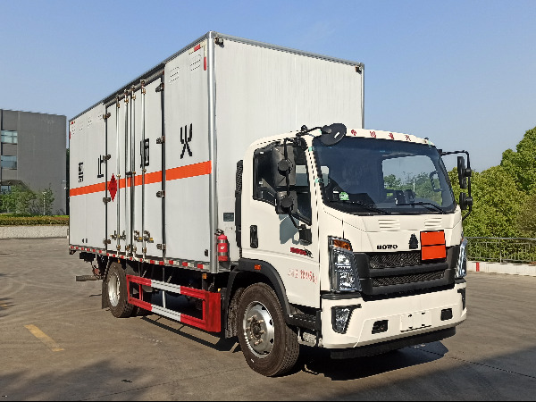 重汽5米2易燃?xì)怏w廂式運輸車